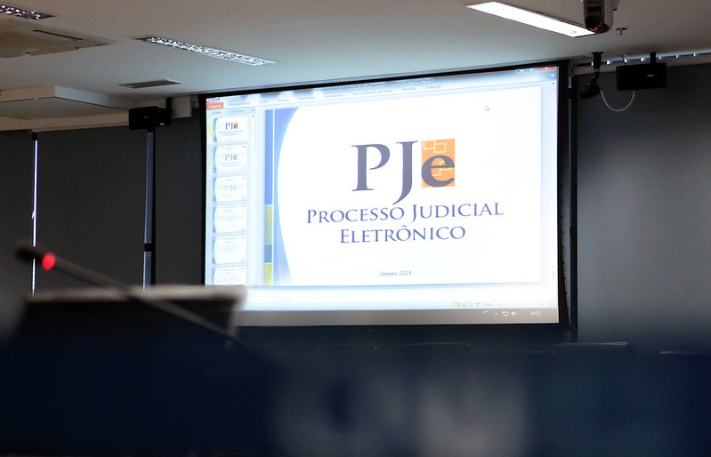 Oficializada a instituição do Sistema Processo Judicial Eletrônico – PJe como sistema de processamento de informações e prática de atos processuais. (Resolução 185).